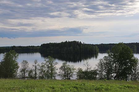 Деревня Гущино и озеро Бросно